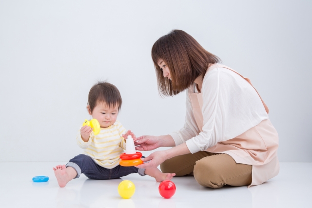 園の先生とと遊ぶ子供