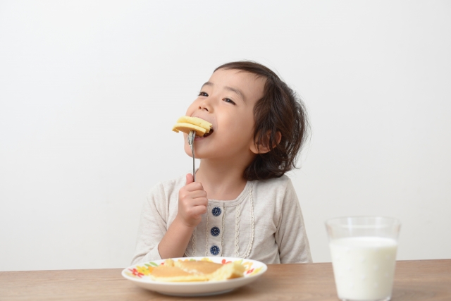 食事中の子供