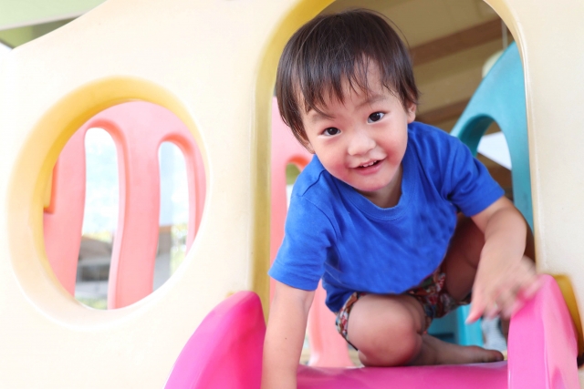 園庭で遊ぶ広島の子供