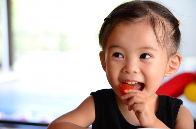 ご飯を食べる子供