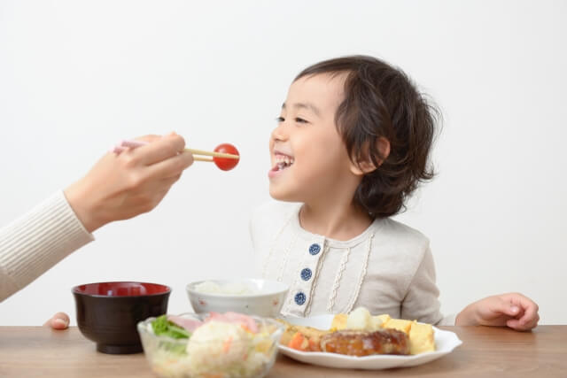 ご飯を食べる子供