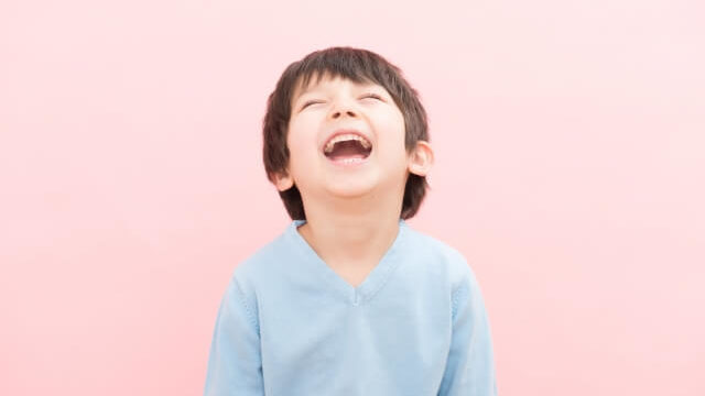 笑う２歳の男の子