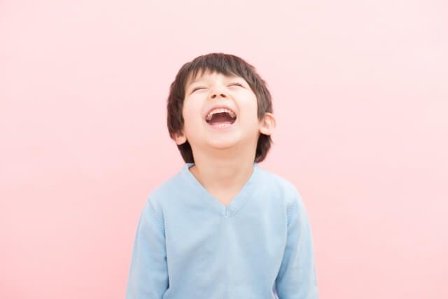 笑う２歳の男の子